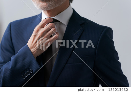 Senior man wearing a tie 122015480