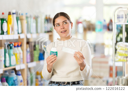 Woman choosing an oral cleansing kit 122016122