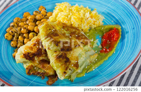 Cabbage in batter with spicy rice, chickpeas and sauces 122016256