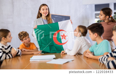 Teacher with flag of Algeria tells story of the emergence of state Teacher with flag of Algeria tells story of the emergence of state 122016433