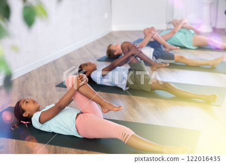 Training yoga kids. Training yoga kids. 122016435