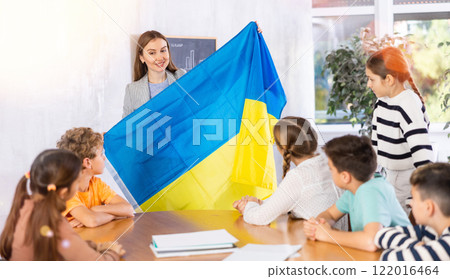Teacher with the flag of Ukraine tells the history of the emergence of state 122016464