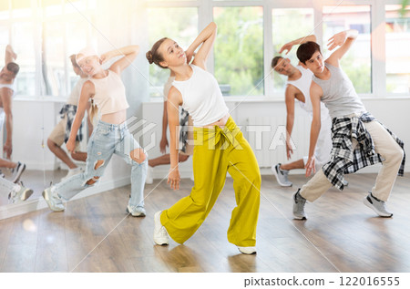 Teen girl with group of teenage friends, learn to dance hip hop 122016555
