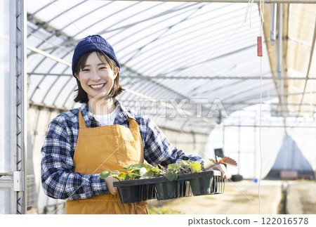 婦女種植幼苗 122016578