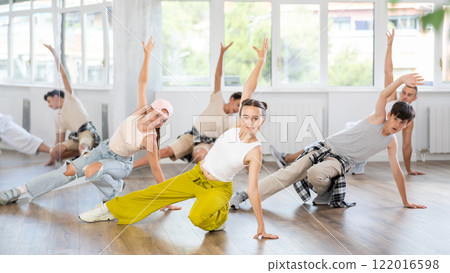 Teen girl with group of teenage friends, learn to dance hip hop Teen girl with group of teenage friends, learn to dance hip hop 122016598
