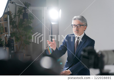 一個穿著西裝的男人正在拍照 122016691