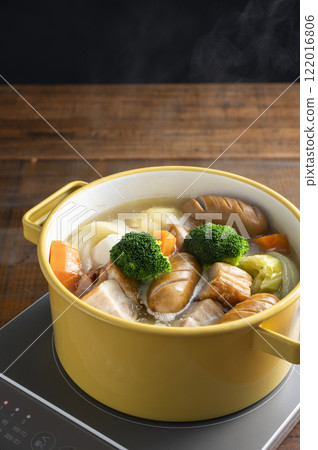 將鍋巴放入鍋中煮沸 將鍋巴放入鍋中煮沸 122016806