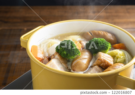 將鍋巴放入鍋中煮沸 將鍋巴放入鍋中煮沸 122016807