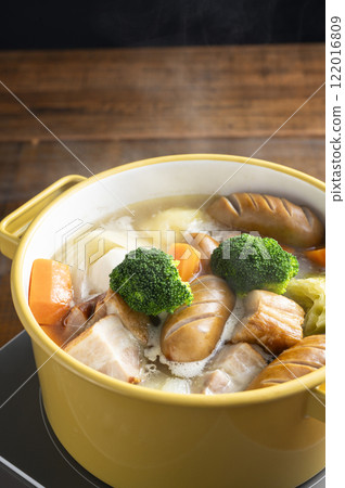 Simmering pot-au-feu in a pot Simmering pot-au-feu in a pot 122016809