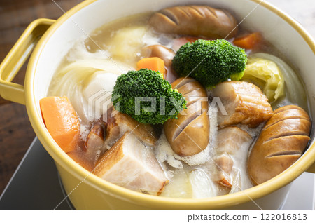 Simmering pot-au-feu in a pot Simmering pot-au-feu in a pot 122016813