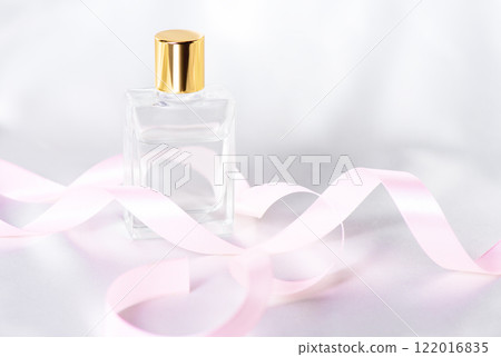 帶有粉紅色緞帶的玻璃化妝品瓶 122016835