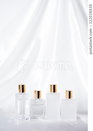 White satin and 4 glass cosmetic bottles 122016838
