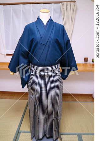 穿著褲裙的男模特 122016854