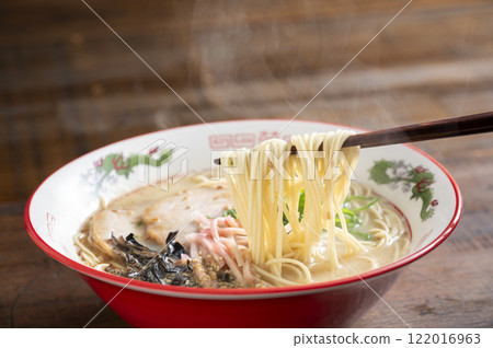 Eat pork bone ramen Eat pork bone ramen 122016963