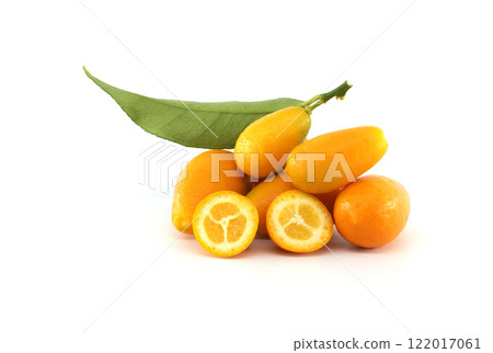 Fresh kumquats with leaf and two halves showing the pulp 122017061