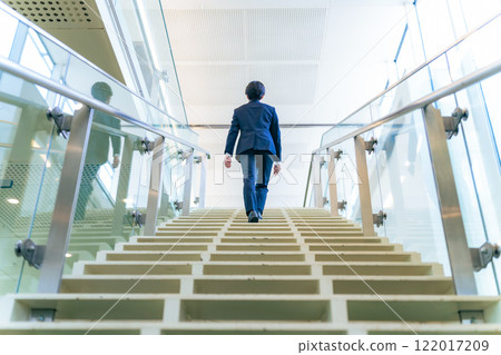 上樓梯的商人 122017209