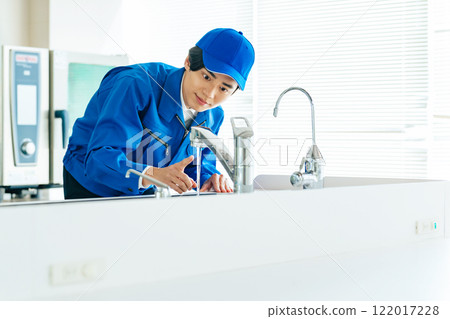 Workers who check the water supply, plumbers, repairers, house cleaning 122017228