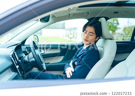 司機睡在車裡 自駕休息 睡在車裡 122017231