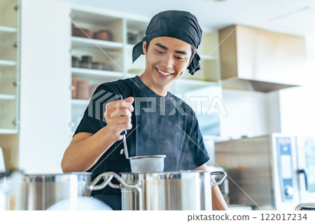 餐廳服務員在廚房煮麵條 餐廳服務員在廚房煮麵條 122017234