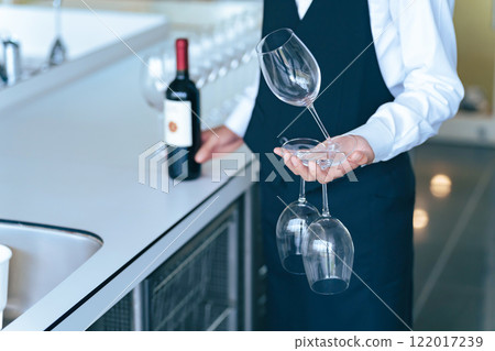 拿著酒瓶和酒杯的男人 122017239