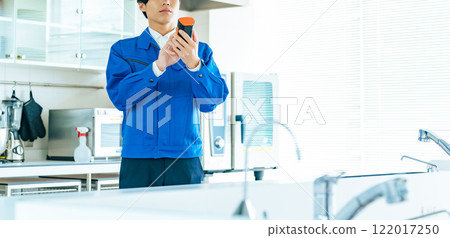 工作人員用便攜式測量儀器測量室內環境 122017250