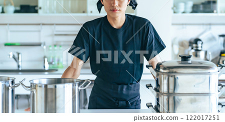 站在廚房裡的男廚師 站在廚房裡的男廚師 122017251