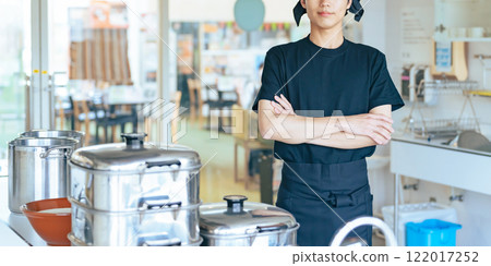 男廚師在廚房裡雙臂交叉 122017252