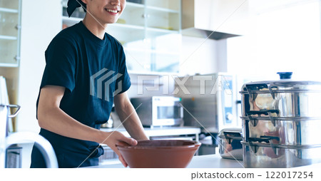 A ramen shop clerk offering a bowl of rice 122017254