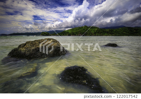 View of the sea from the beach of Coconut Island Kilian Bay 122017542
