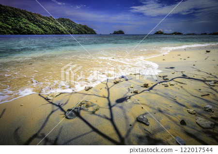 View of the sea from the beach of Coconut Island Kilian Bay 122017544