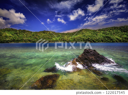 View of the sea from the beach of Coconut Island Kilian Bay 122017545