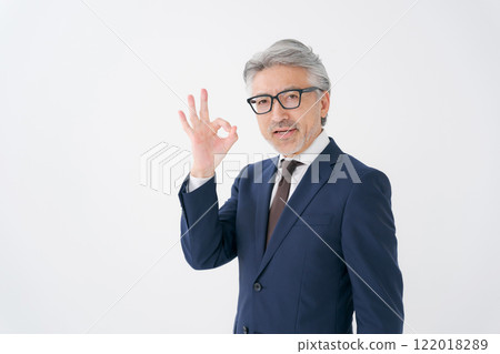 Senior men wearing a suit 122018289