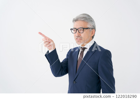 Senior men wearing a suit 122018290