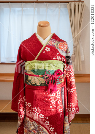 穿著紅色長袖和服的日式人體模特 穿著紅色長袖和服的日式人體模特 122018322