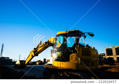 施工中的黃色挖土機車 A-2 高色度對比度 122018457
