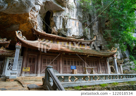 建在岩壁上的石窟寺，Bich Dong 寺，Tam Coc，越南 122018534