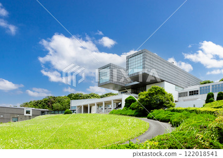 陽光明媚的日子,被新鮮綠樹環繞的北九州市美術館 陽光明媚的日子,被新鮮綠樹環繞的北九州市美術館 122018541
