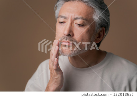 Beauty for middle-aged men with gray hair 122018655