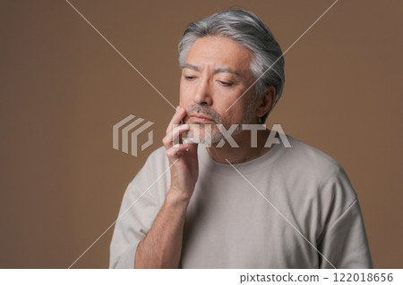 Beauty for middle-aged men with gray hair 122018656