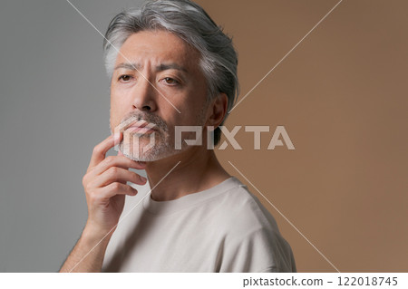 白髮中年男子摸著下巴 122018745