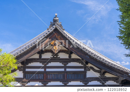 Spring in Kyoto: Roof of the kuri at Honpoji Temple 122018932