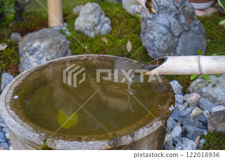 Spring in Kyoto: Honpoji Temple, Chozubachi (water basin) in front of the kuri Spring in Kyoto: Honpoji Temple, Chozubachi (water basin) in front of the kuri 122018936