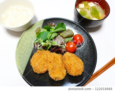 炸魚排、米飯和味噌湯 122018988