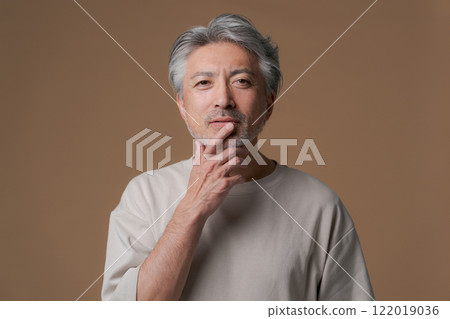 Smiling middle-aged man with white hair Smiling middle-aged man with white hair 122019036