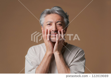把手放在他們的下巴上的老人 122019089