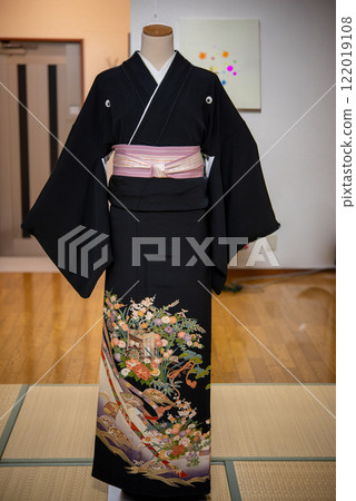 穿著黑色留袖的日式江戶風格人體模型 穿著黑色留袖的日式江戶風格人體模型 122019108