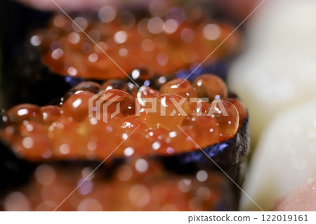 鮭魚子軍艦軍艦壽司的特寫 122019161