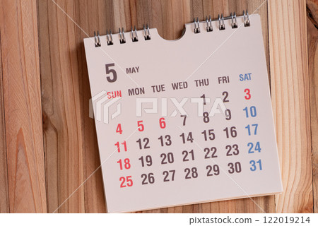 Desk calendar on wood background Desk calendar on wood background 122019214