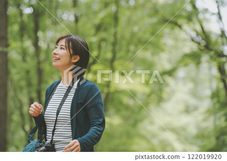 脖子上掛著單眼相機的遊客 122019920