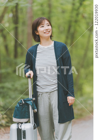 山路上拉著行李箱的遊客 122019930